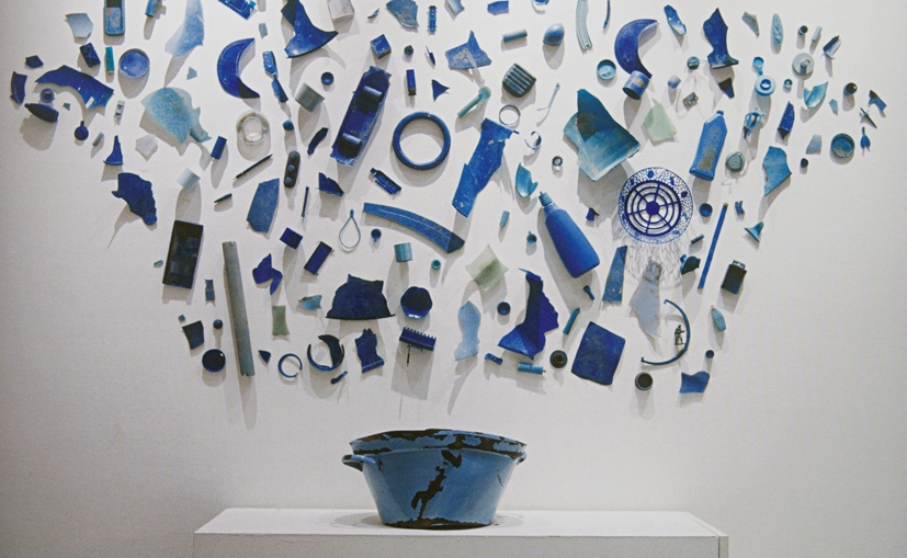  Tony Cragg
Chose Your Colours Carefully [Bowl]
1981, 140 adet mavi plastik parçadan ve emaye metal kâseden oluşan duvar enstalasyonu, 160 x 220 cm